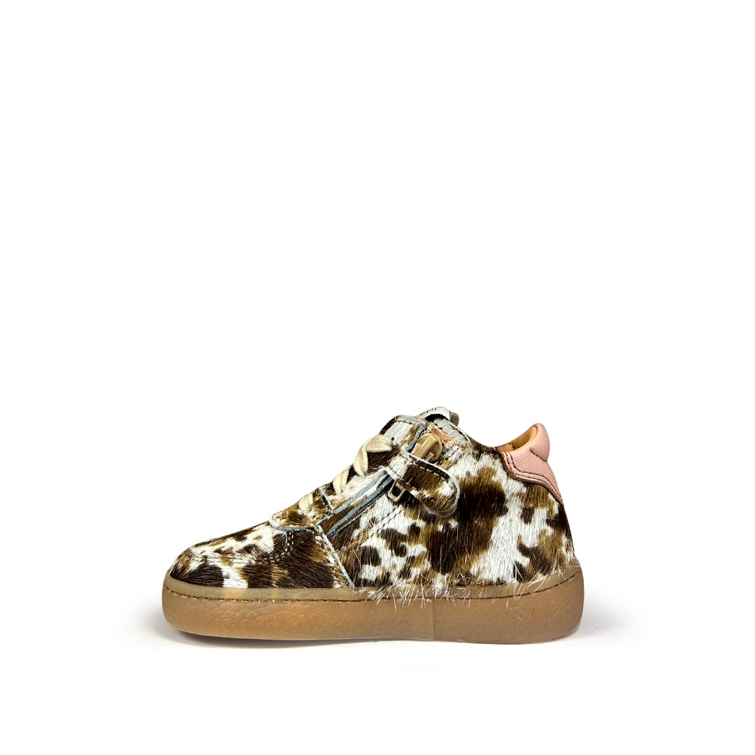 Sneaker in koeprint met roze details