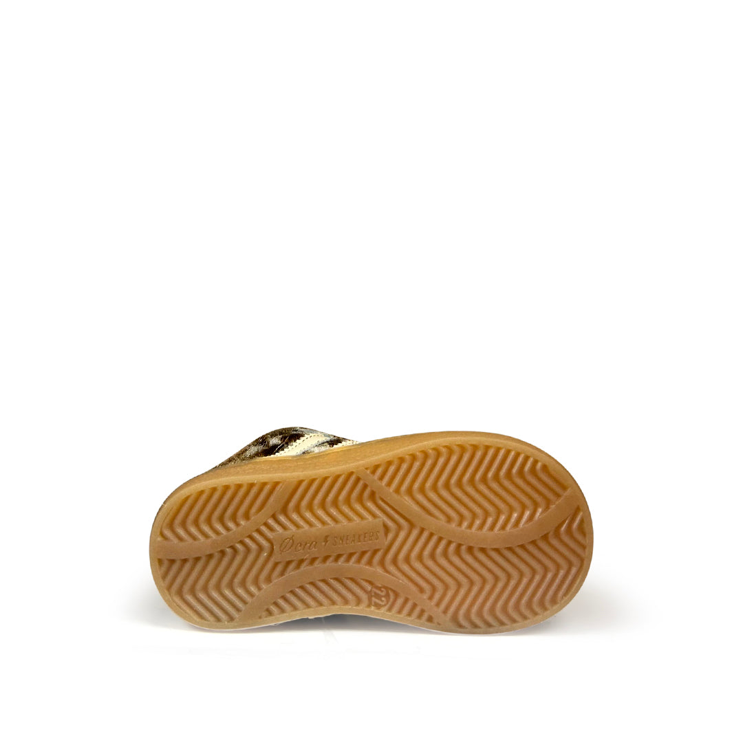Sneaker in koeprint met roze details