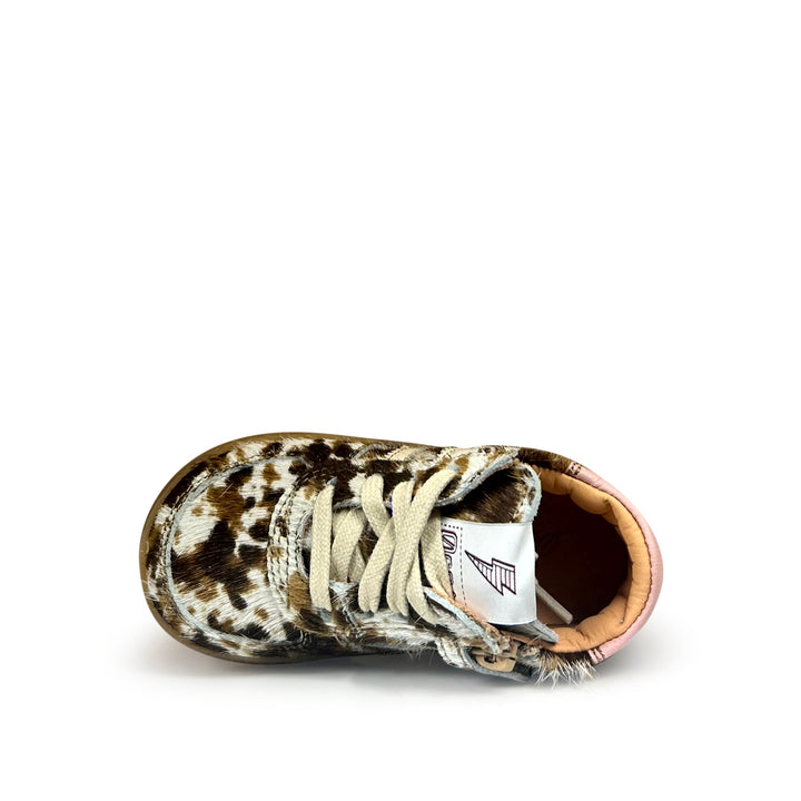 Sneaker in koeprint met roze details