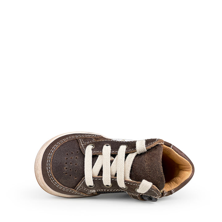 Bovenaanzicht van bruine Babybotte sneaker
