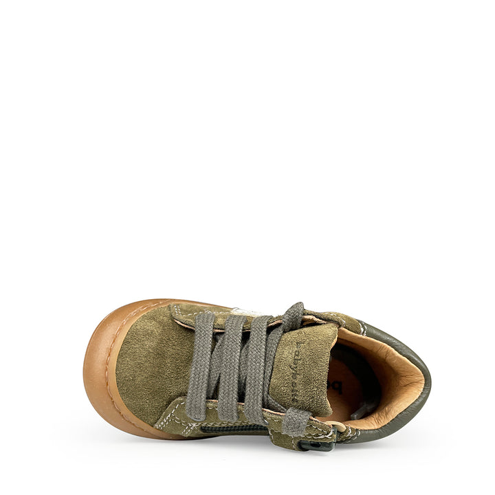 Bovenkant van groene sneaker Babybotte met beschermde neus