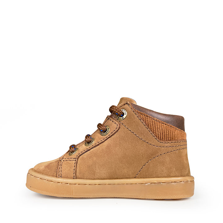 Zijkant van veterschoen in cognac van Babybotte
