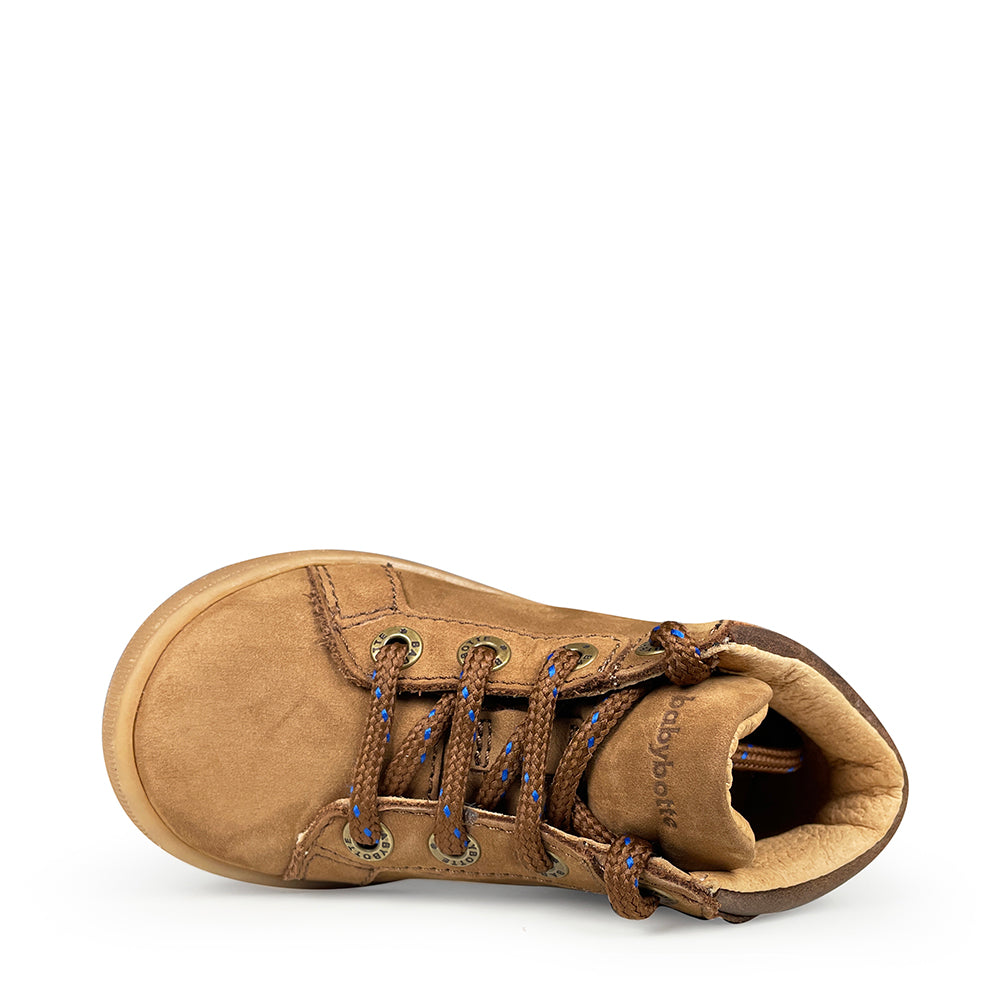 Bovenaanzicht van cognackleurige veterschoen van Babybotte