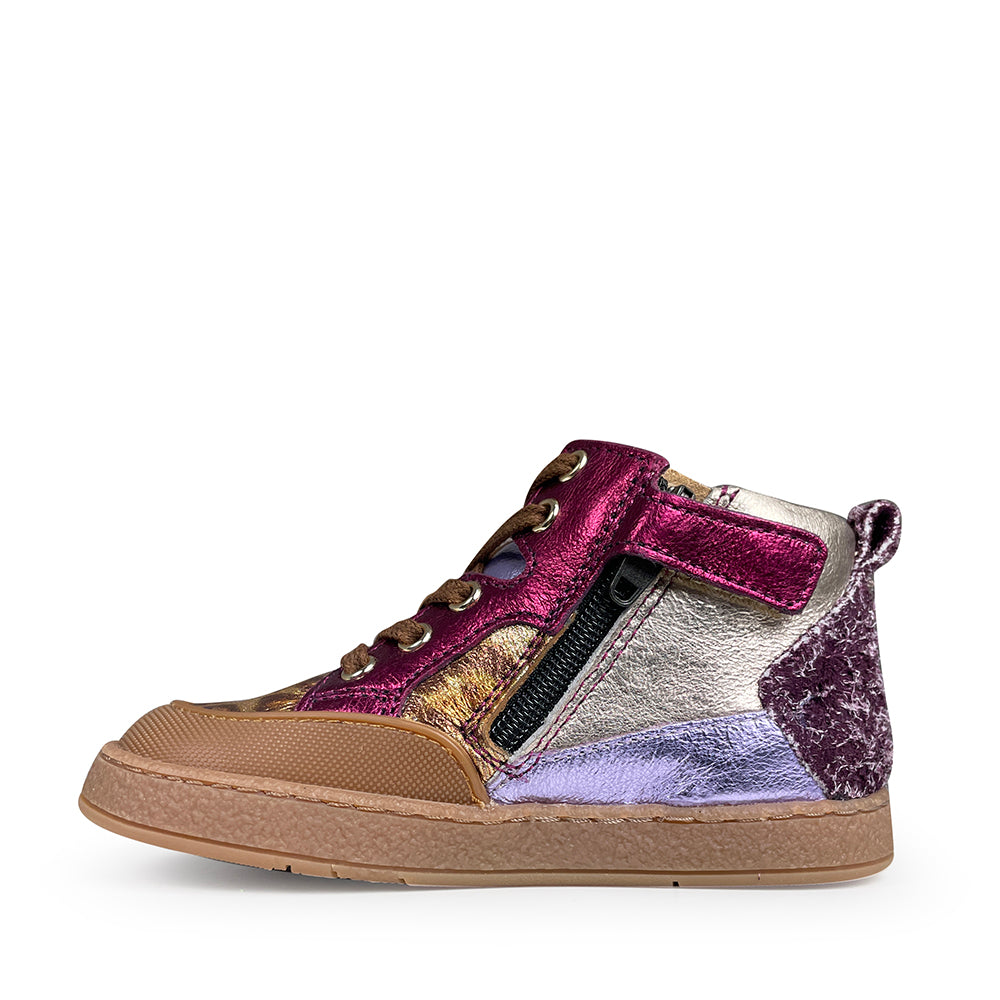 Zijkant van sneaker van pom d'api in fusha en luipaardprint met ritssluiting