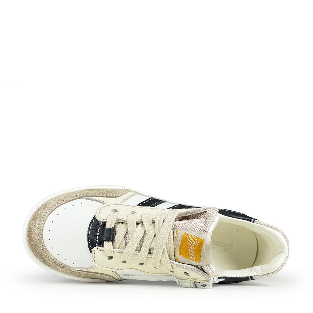 Bovenaanzicht van Ocra sneaker met beige neus en witte veters