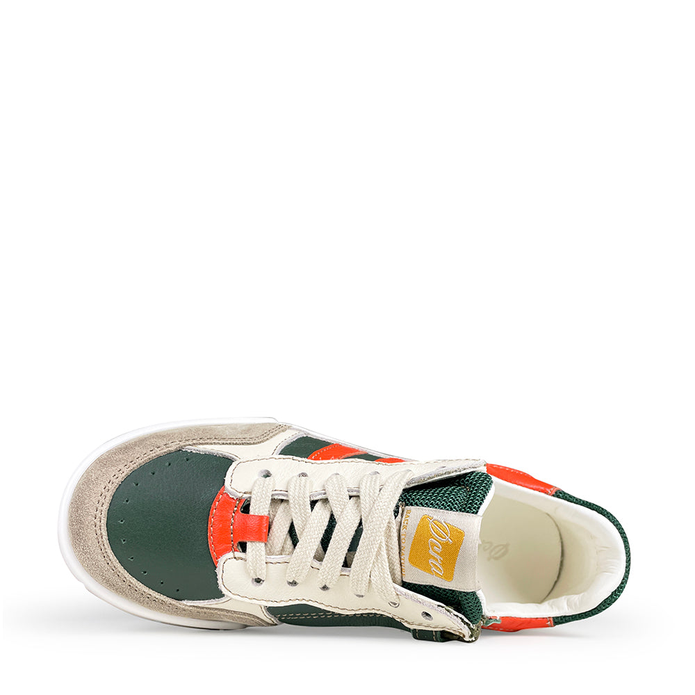 Bovenzijde van witte Ocra sneaker met oranje en groene accenten en witte veters 