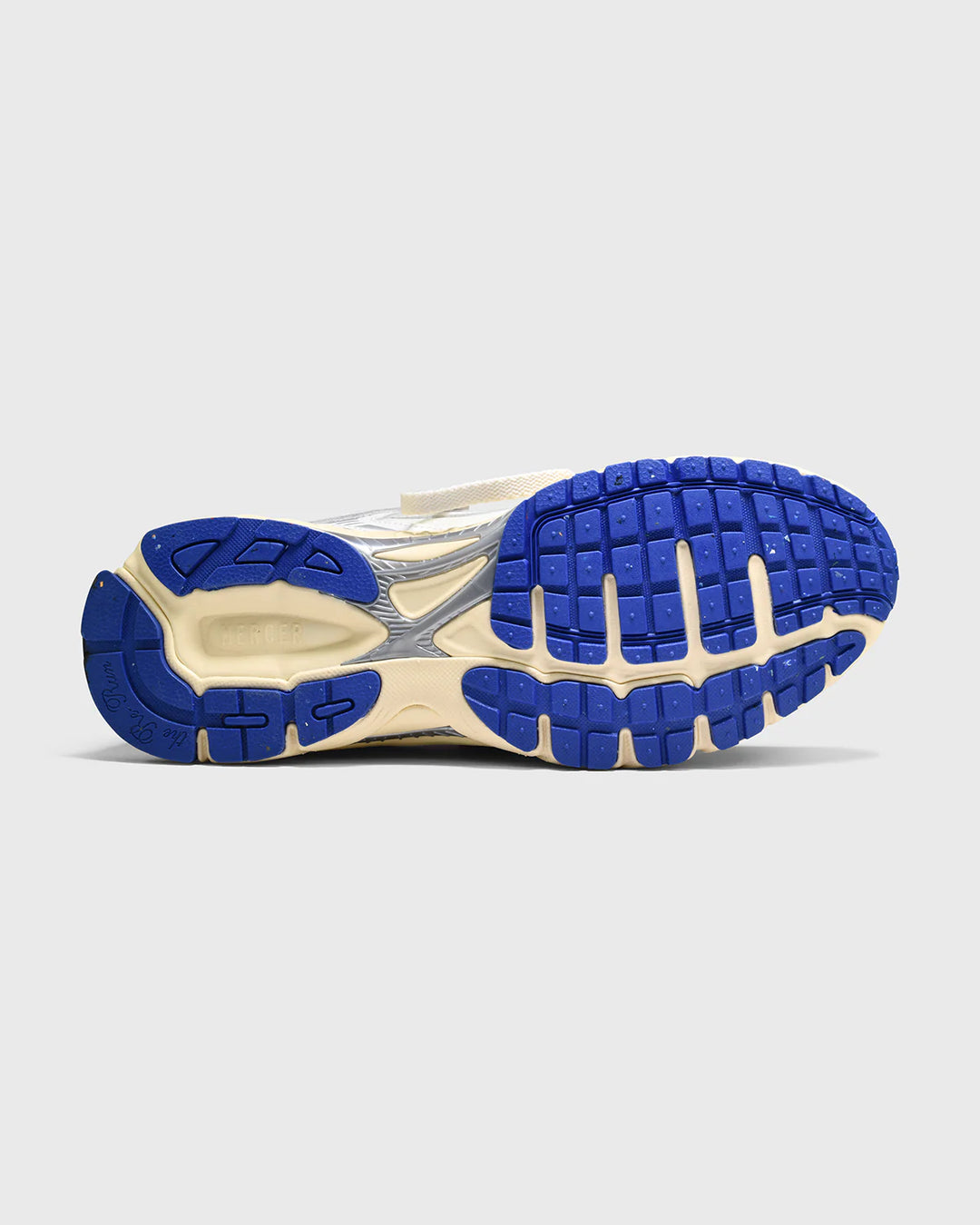 Zool van Mercer Re-Run Vintage sneaker in wit en blauw met gripvast profiel en speelse details