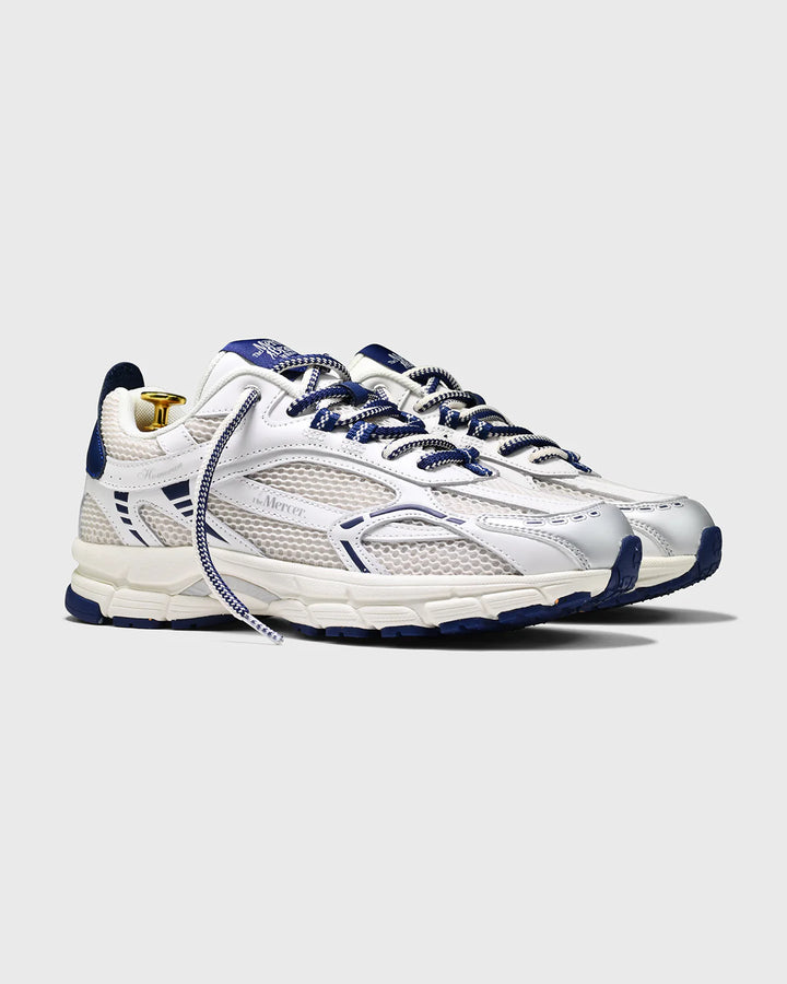 Zijkant Mercer Re-Run sneaker wit blauw met retro sportieve look en mesh details