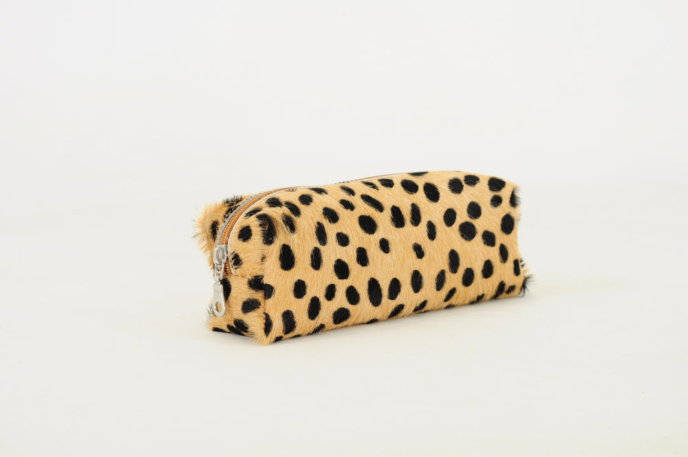 Rechthoekig etui van harig materiaal met luipaardprint – zijaanzicht