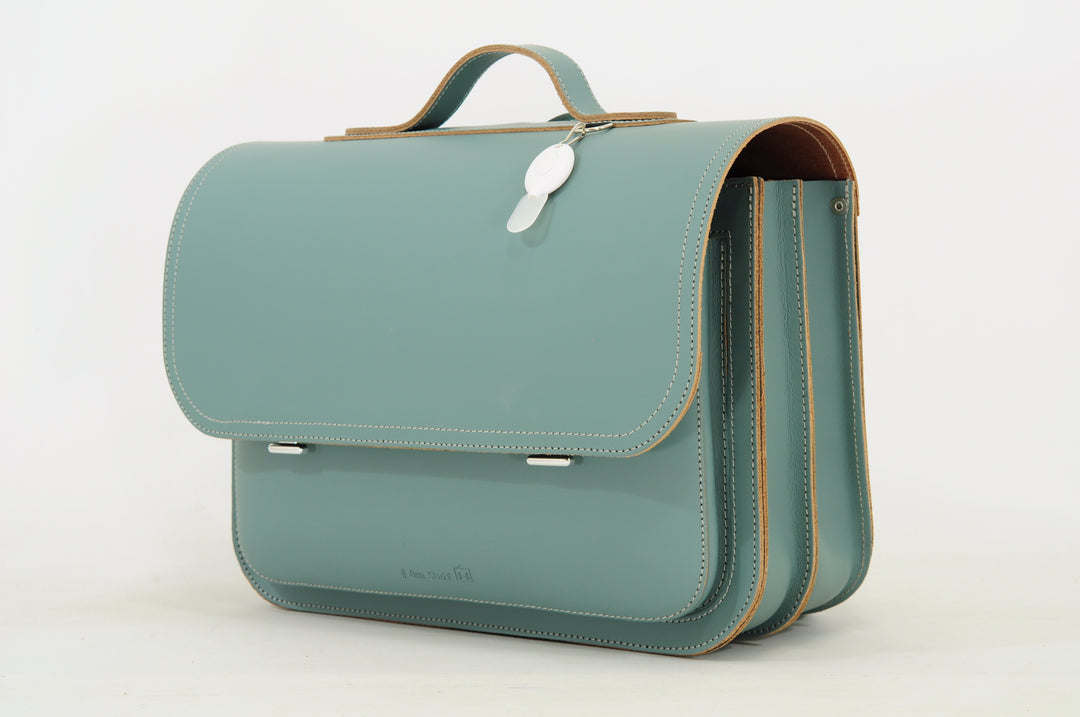 Kinderrugzak in lederlook in zachte groene tint met dubbele metalen sluiting – Own Stuff