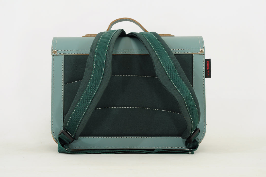 Achterkant van groene boekentas voor kinderen met brede schouderbanden – Own Stuff schooltas