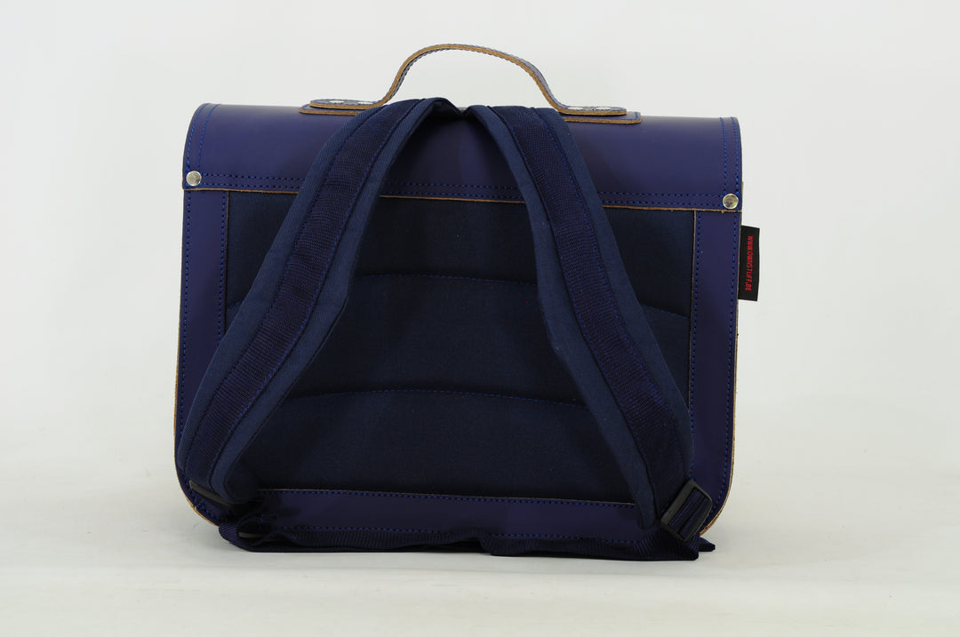Rugzijde met donkerblauwe gewatteerde schouderriemen, licht schuin van achter bekeken.