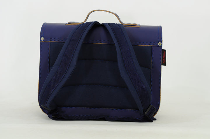 Rugzijde met donkerblauwe gewatteerde schouderriemen, licht schuin van achter bekeken.