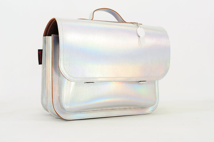 Zilveren kindertas van Own Stuff met handvat en afgeronde flap – schooltas in lederlook
