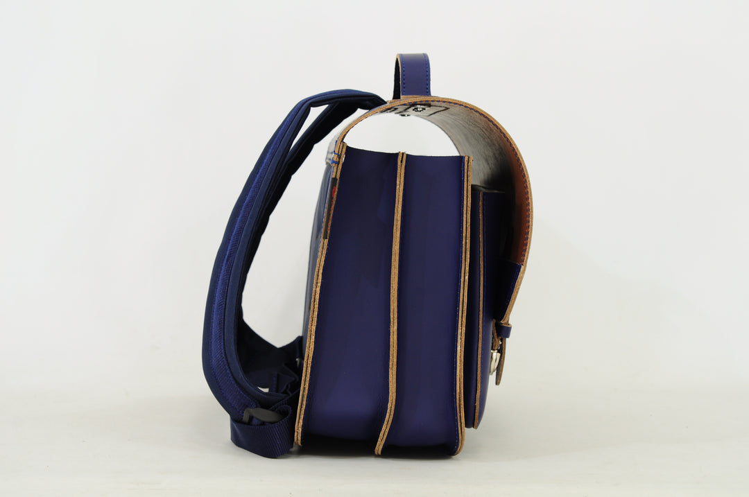 Zijaanzicht van marineblauwe schooltas met dubbele compartimenten in lederlook – Own Stuff