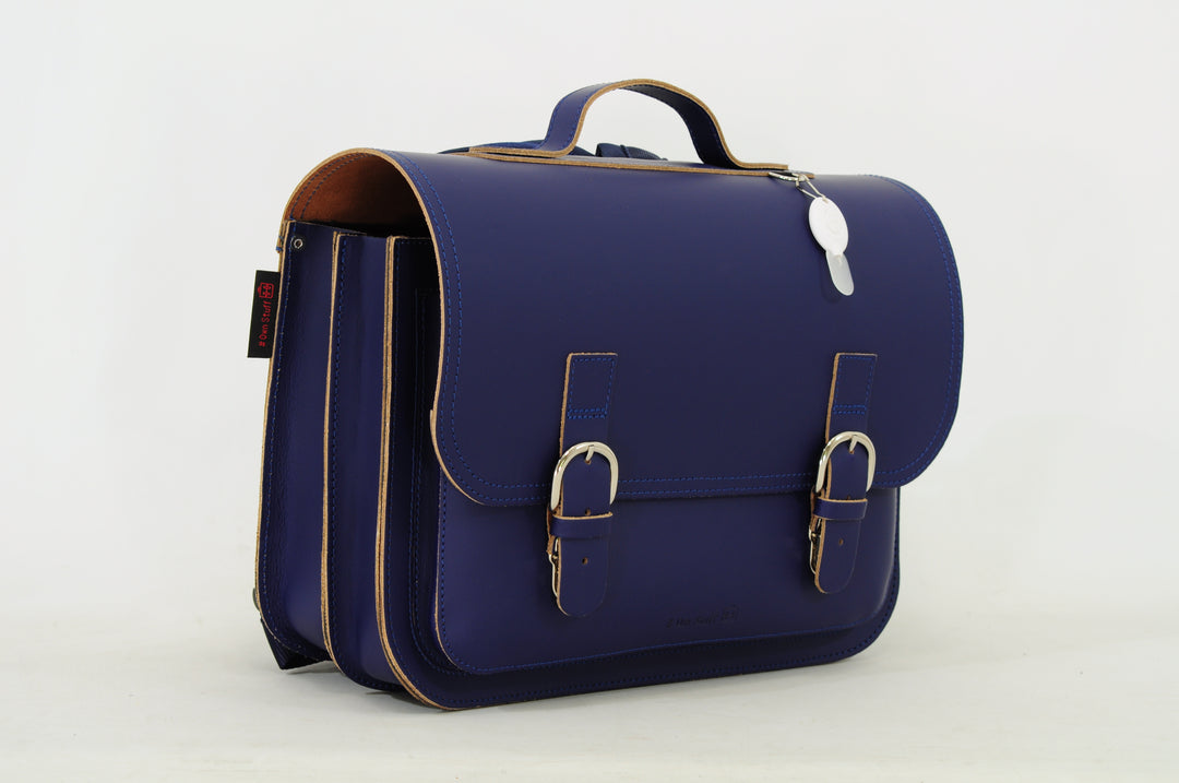 Marineblauwe boekentas van Own Stuff met afgeronde flap, metalen sluitingen en zijvakken