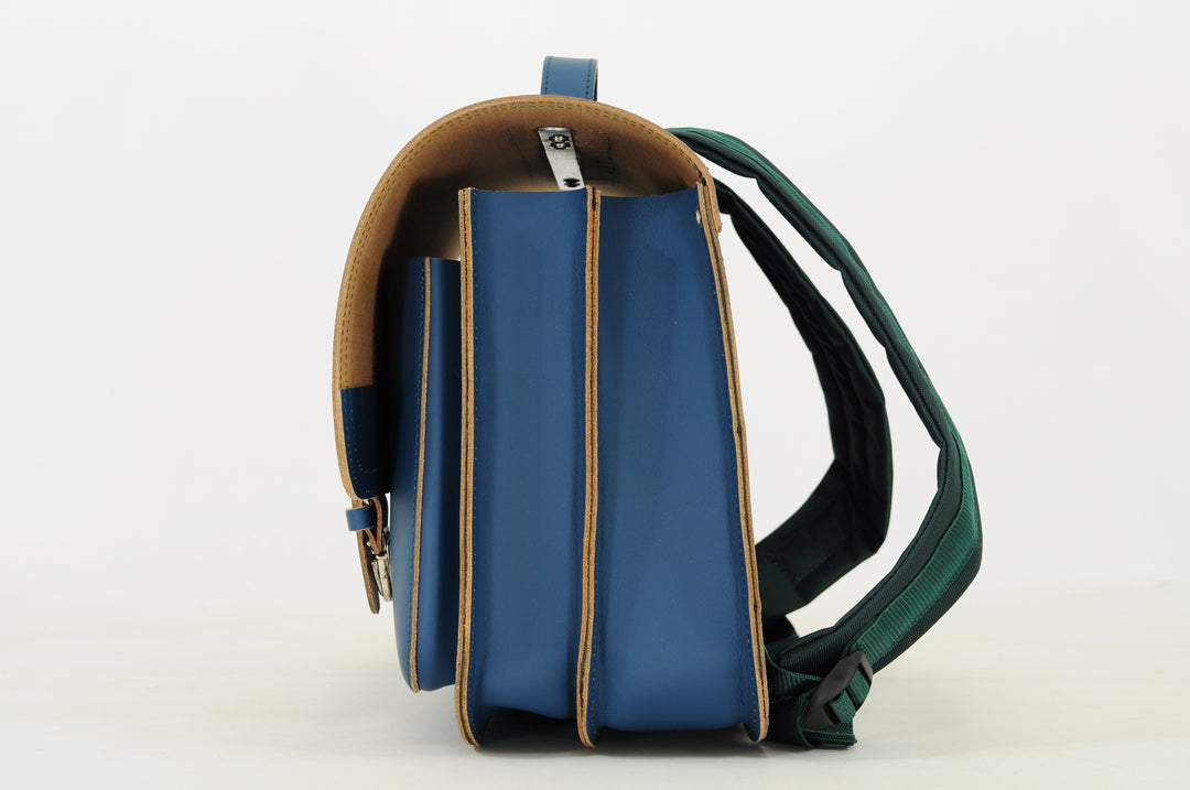 Lederen boekentas in petrol blauw met gespsluiting