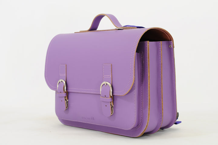 Schuine voorkant van de paarse schooltas met gespdetails