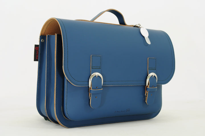 Lederen boekentas in petrol blauw met gespsluiting