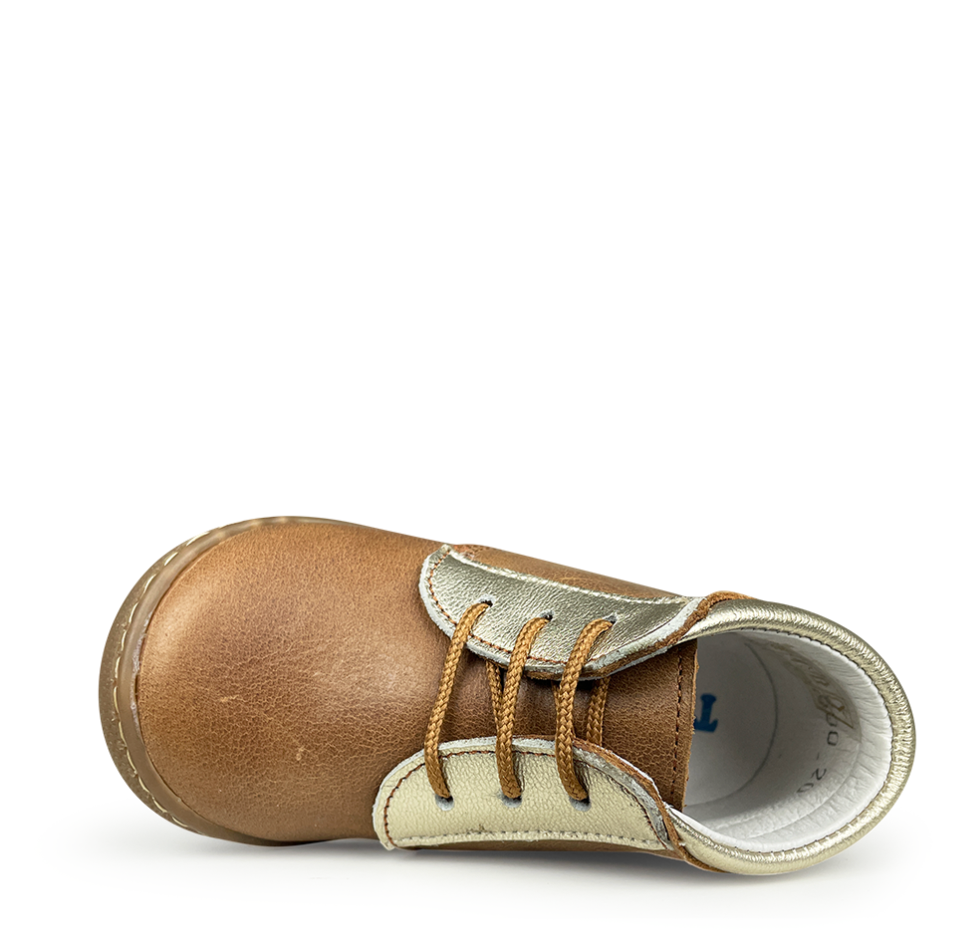 Sneaker cognac en gouden details