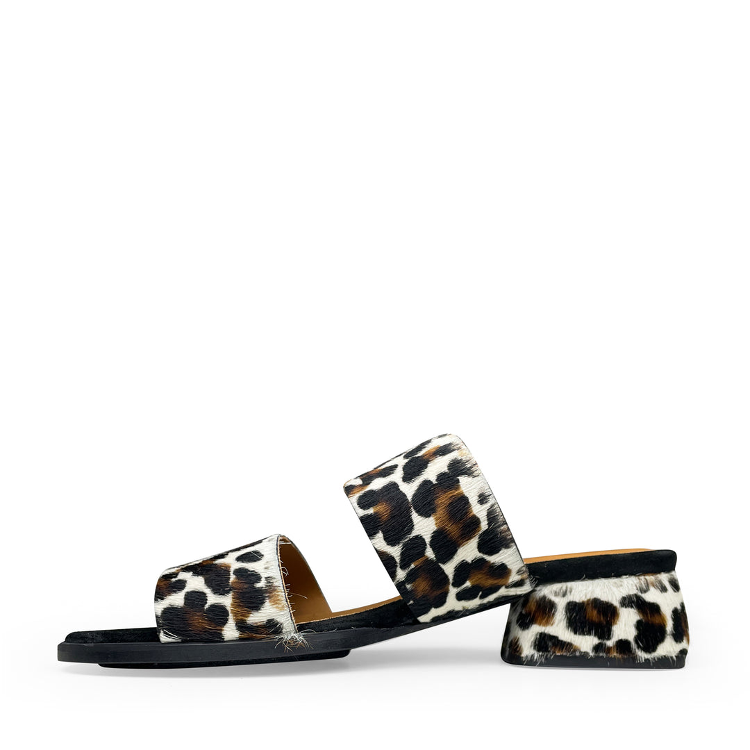 Slip-in sandal in leopard print