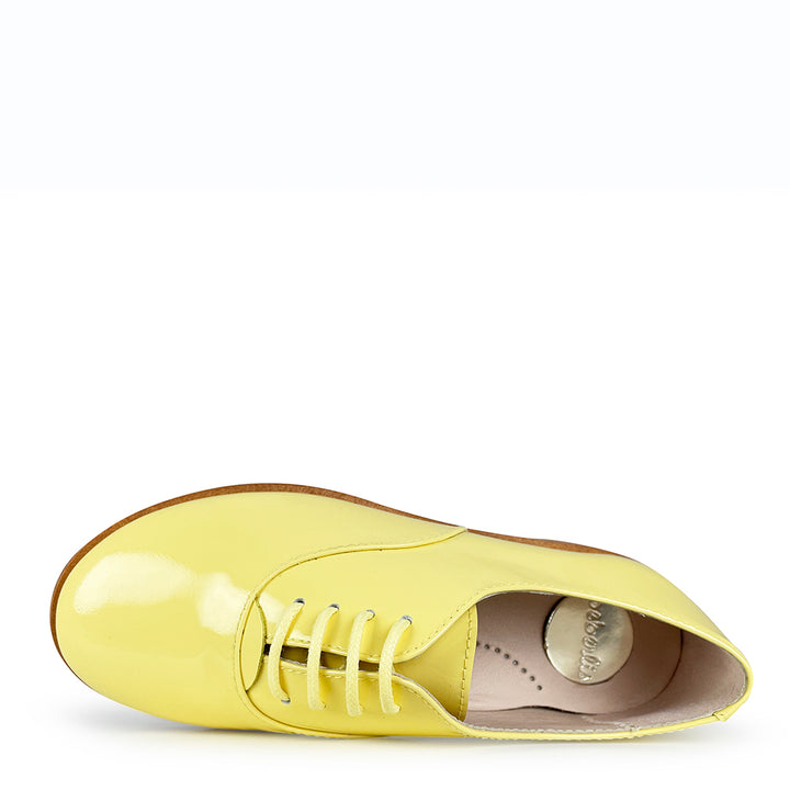 Lace-up shoe yellow