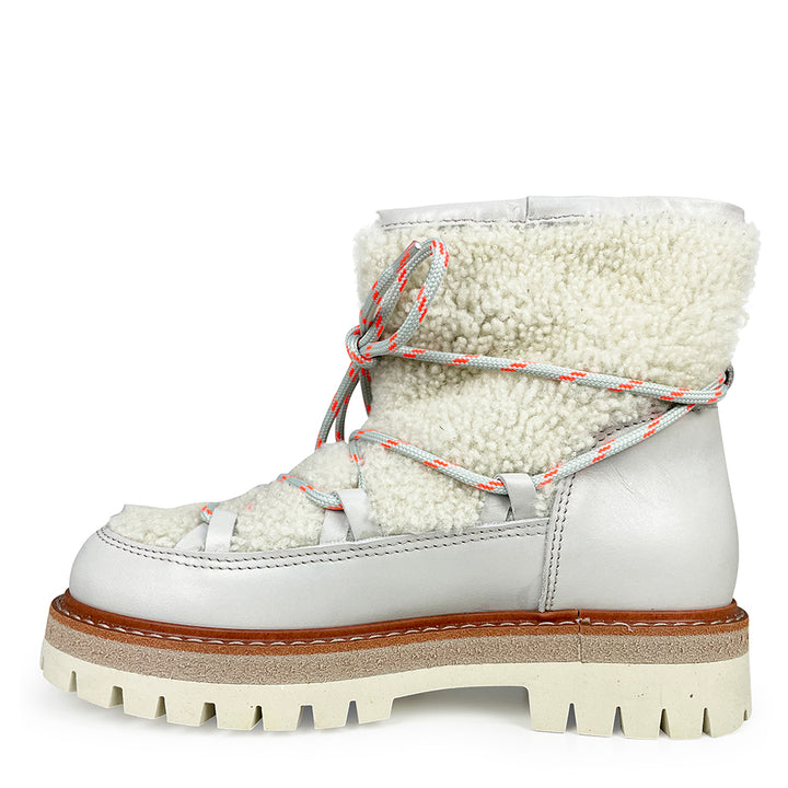 Boot white wool