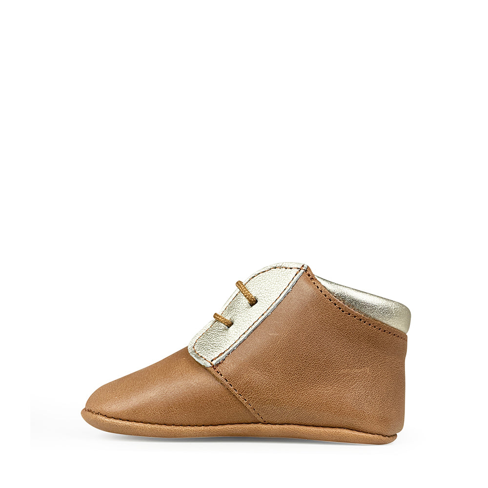 Pre-walking shoe in cognac and gold details