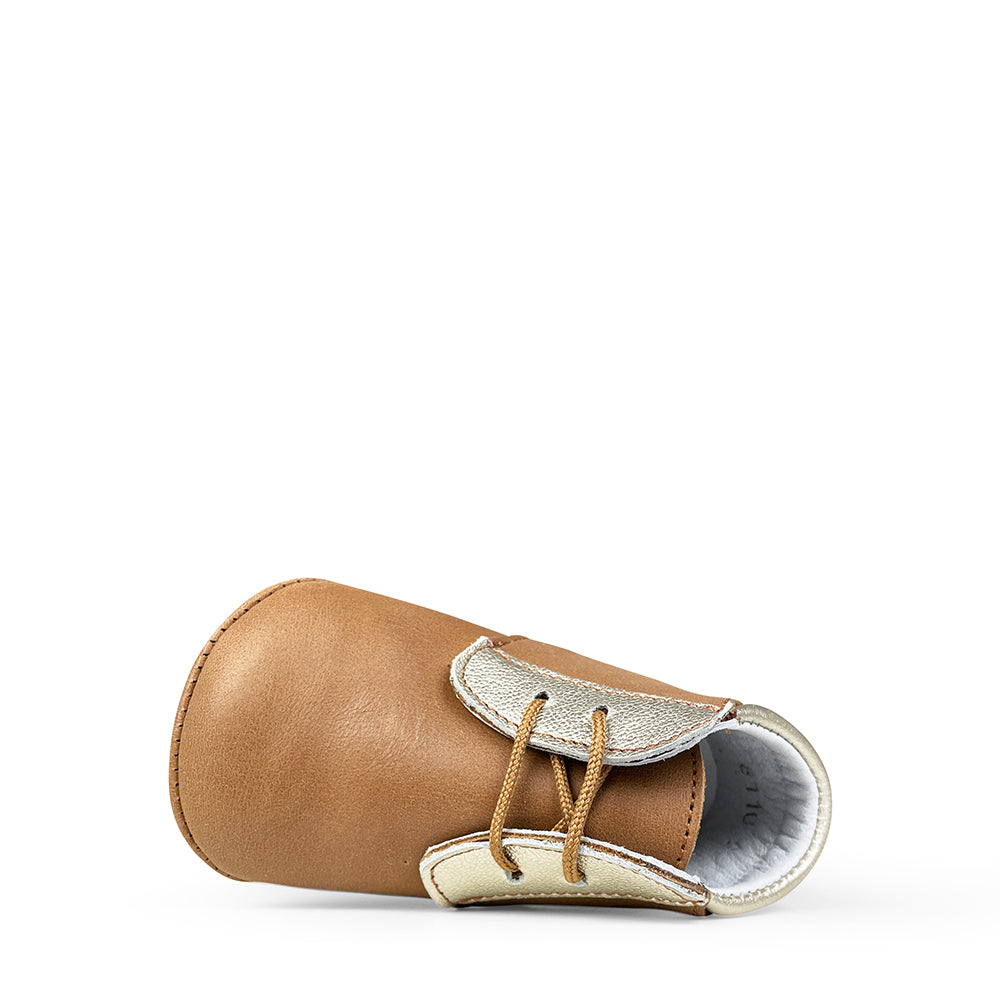 Pre-walking shoe in cognac and gold details