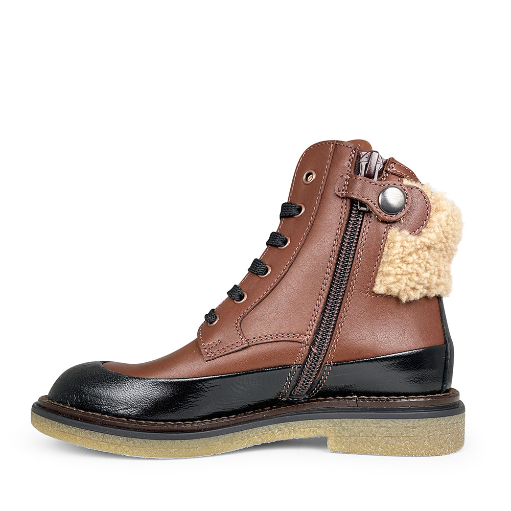 Brown boot with zipper