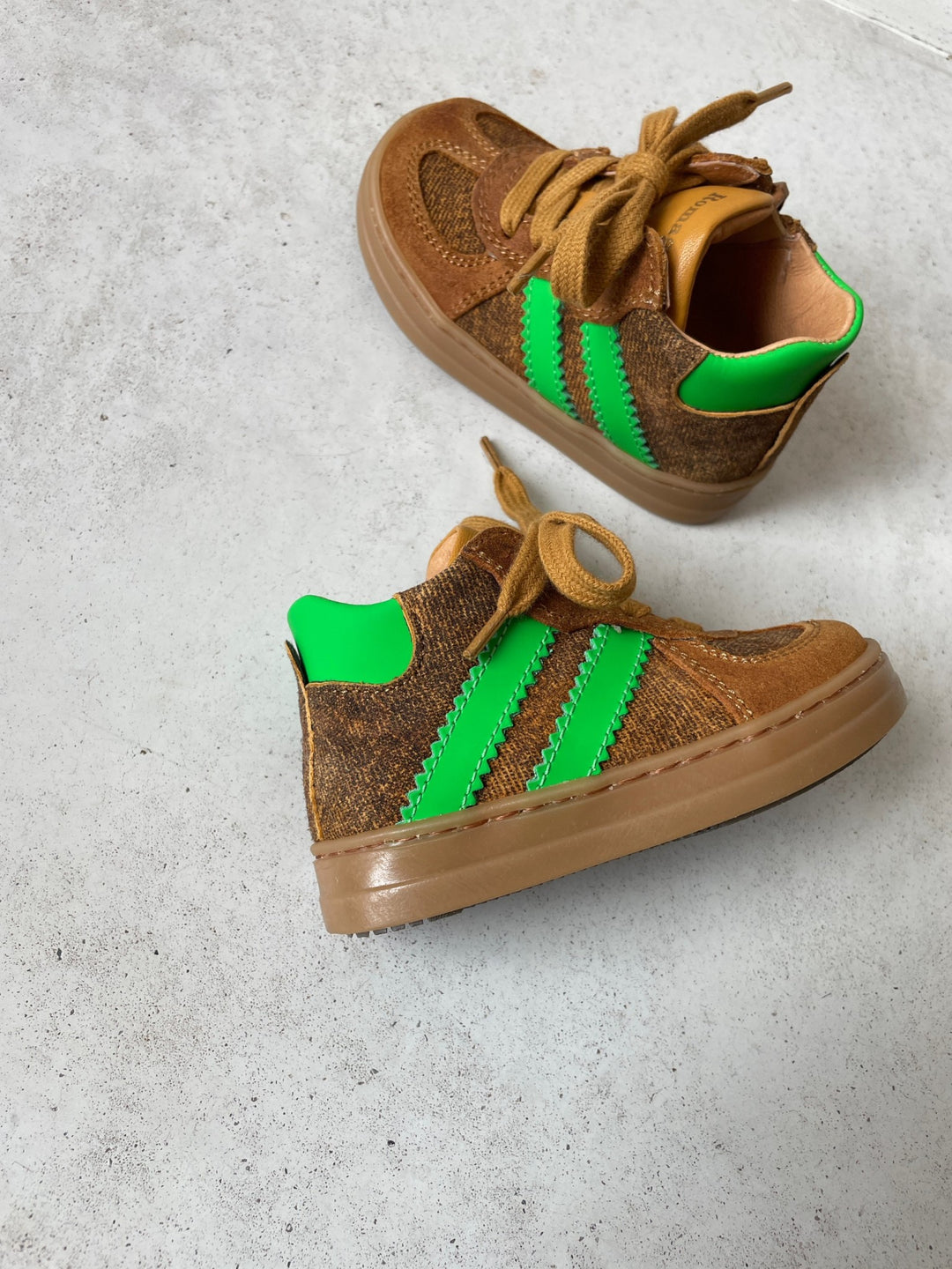 Sneaker bruin met groen