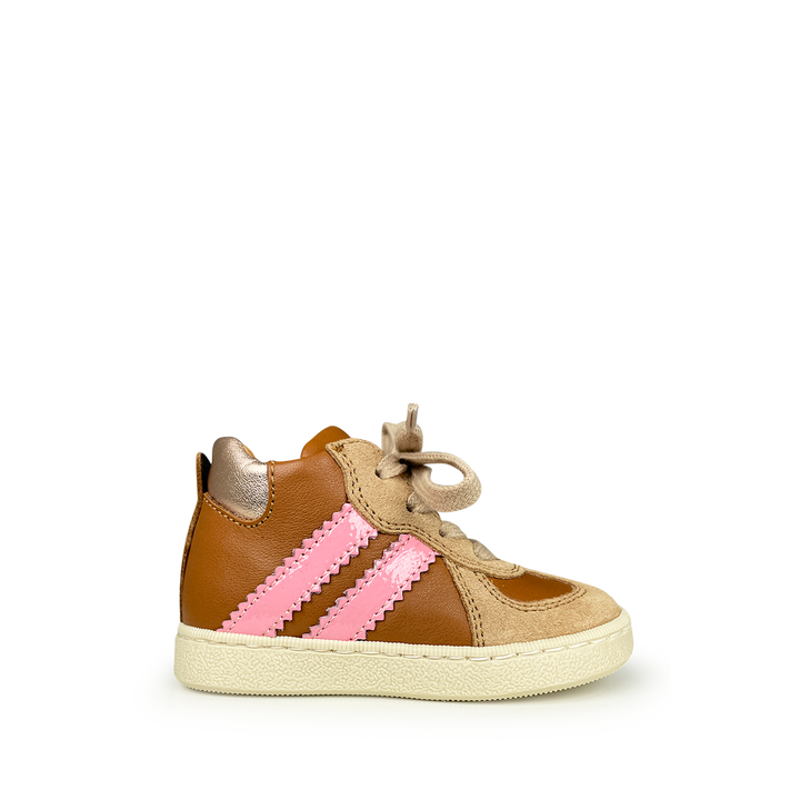 Brown sneaker with pink accent