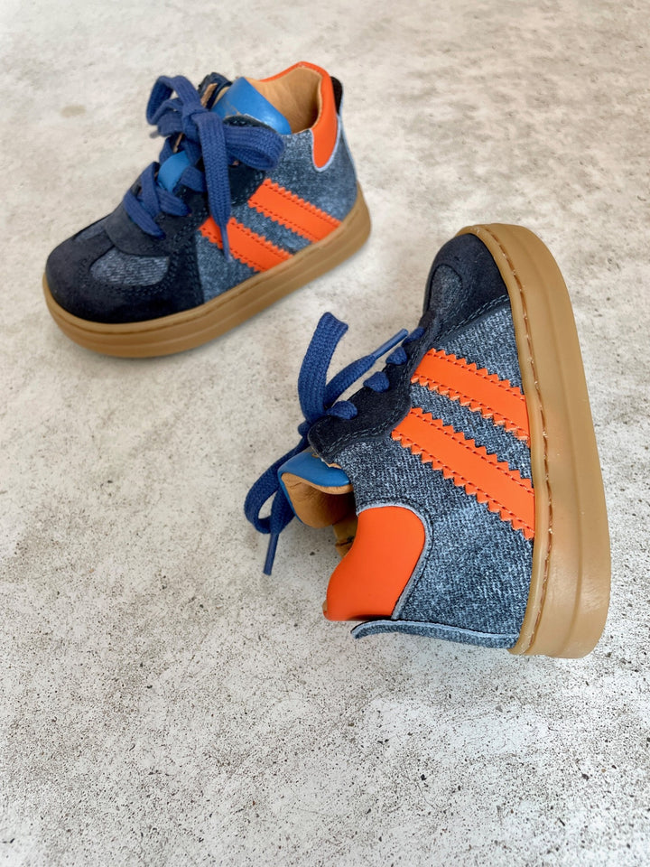 Sneaker jeans with orange