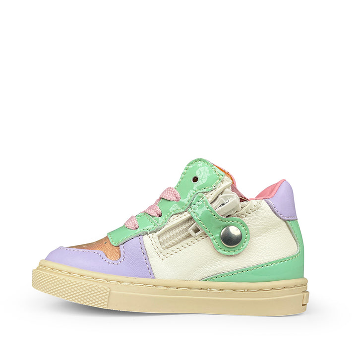 Witte sneaker met pasteltinten