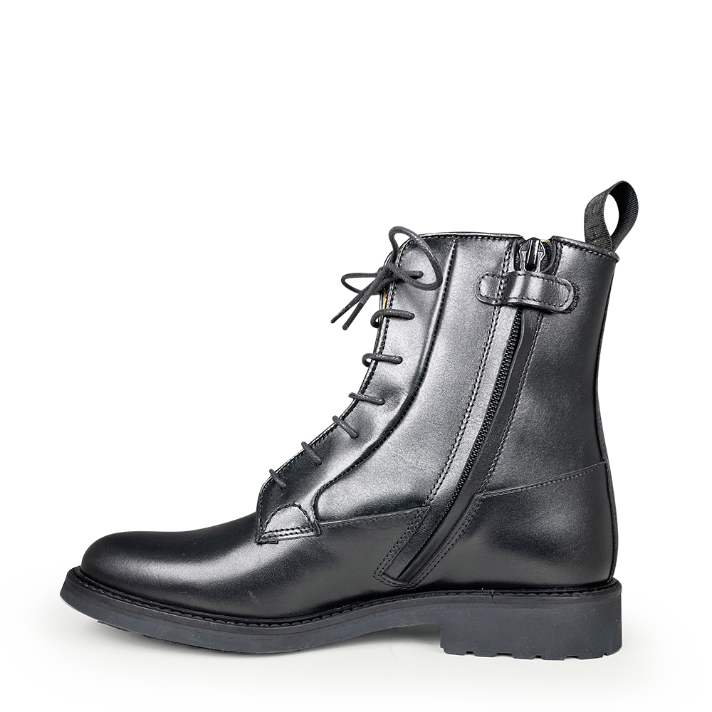 Boot black