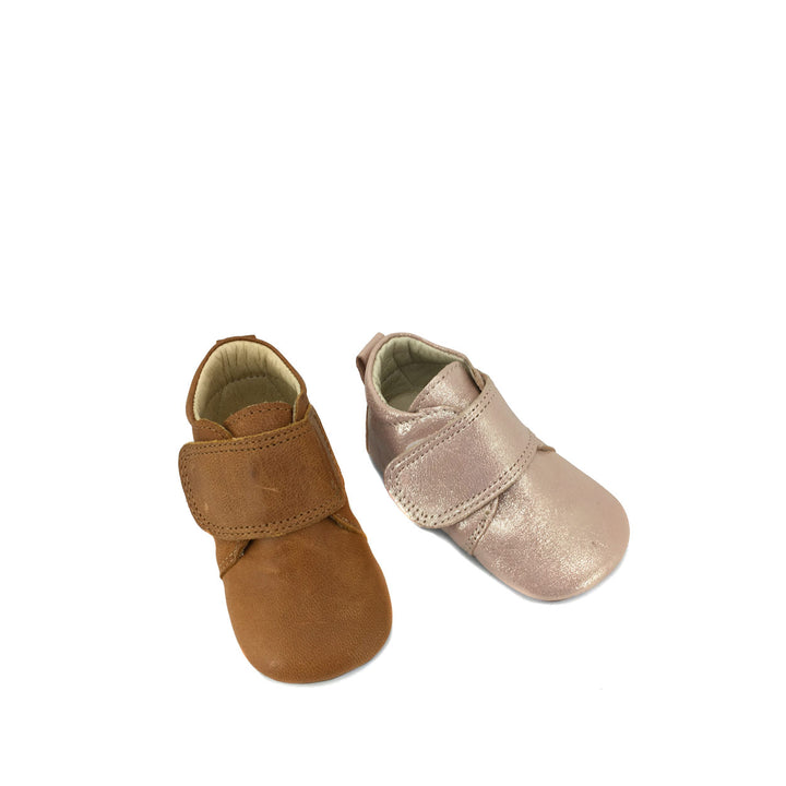 Leather slipper with velcro in shiny pink