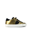 Lage gouden sneaker met zwarte accenten