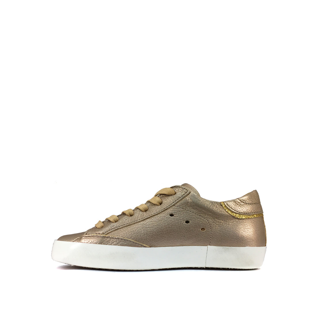 Lage metallic champagnekleurige sneaker