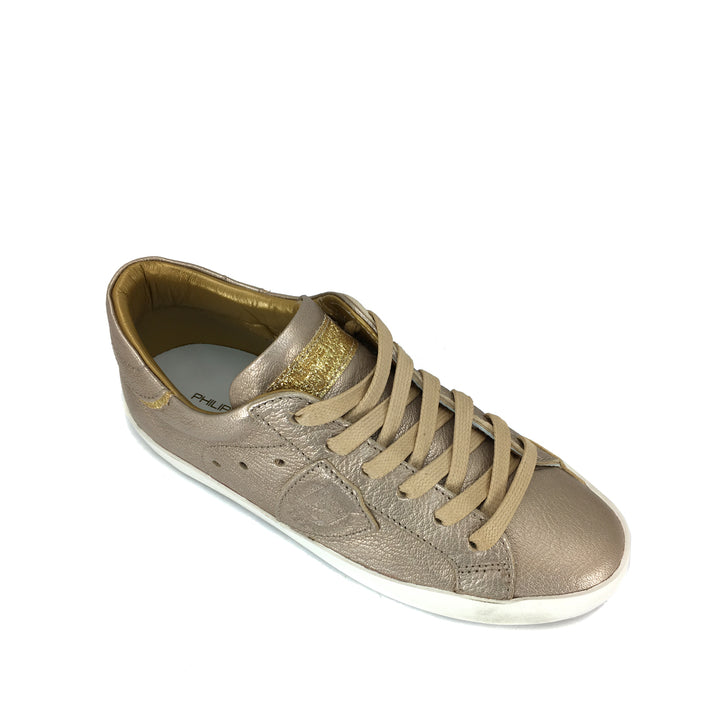 Lage metallic champagnekleurige sneaker