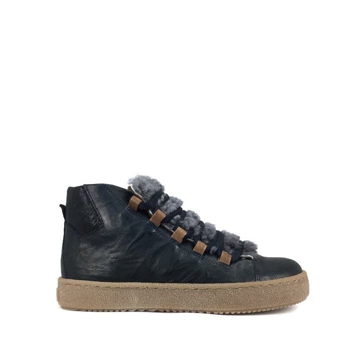 Dark blue sneaker with wool tongue