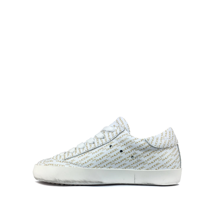 Lage witte sneaker met monogrammen