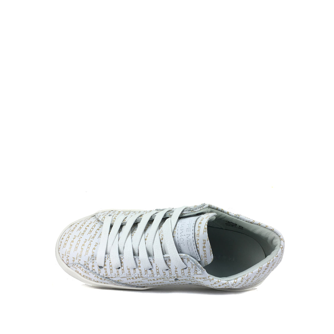 Lage witte sneaker met monogrammen