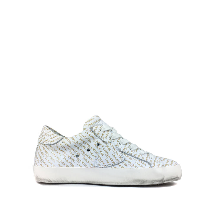 Lage witte sneaker met monogrammen