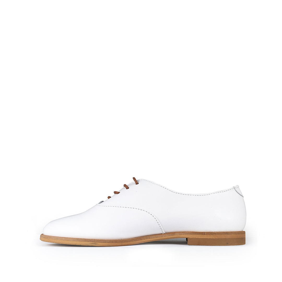 Lace-up shoe white