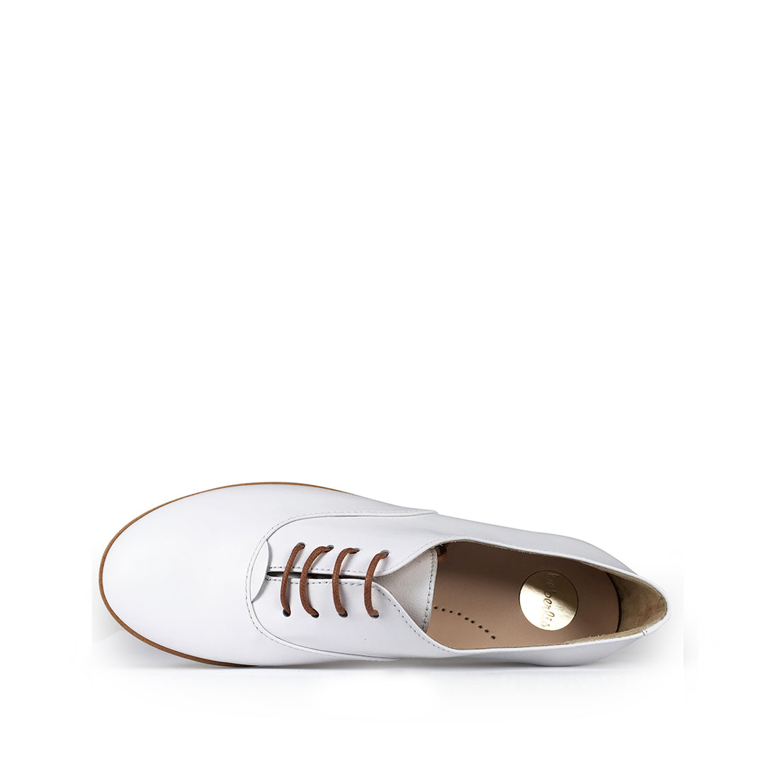 Lace-up shoe white