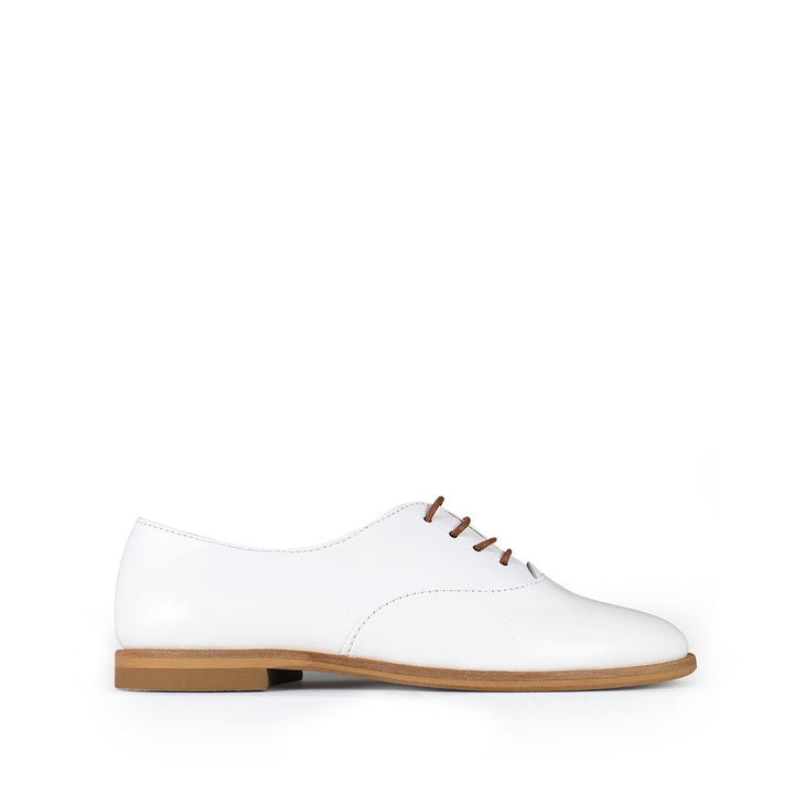 Lace-up shoe white