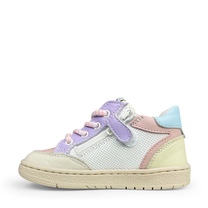 Sneaker with pink touch