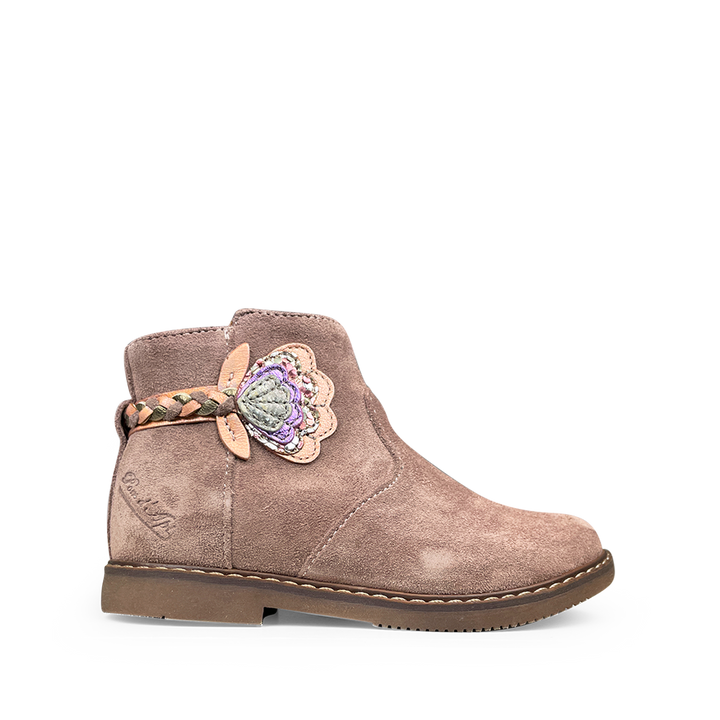 Pom d’Api suède meisjeslaars taupe met vlechtband en bloemdetail