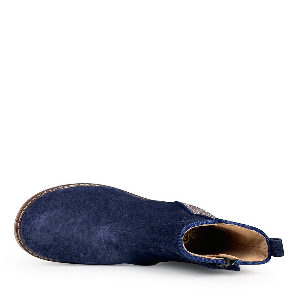Bovenaanzicht van een blauw suède kinderlaarsje met glitterdetail aan de hiel.