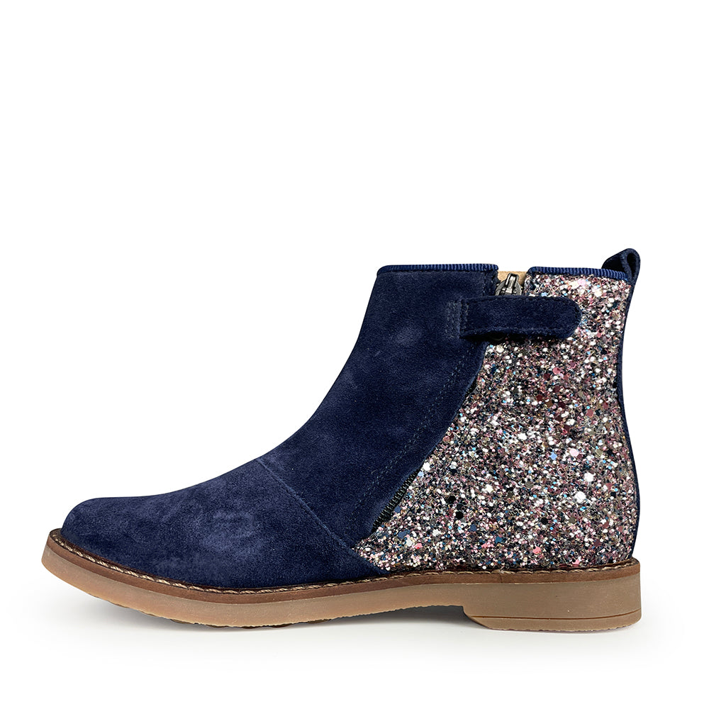 Blauw suède kinderlaarsje van Pom d'Api met glitterachterkant en zijrits, zijaanzicht.

